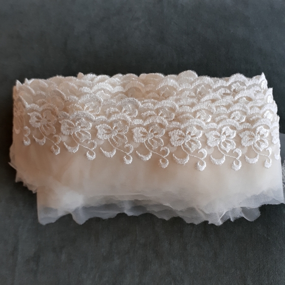 Lace trim for wedding dress (2) - Picture 2 of 4